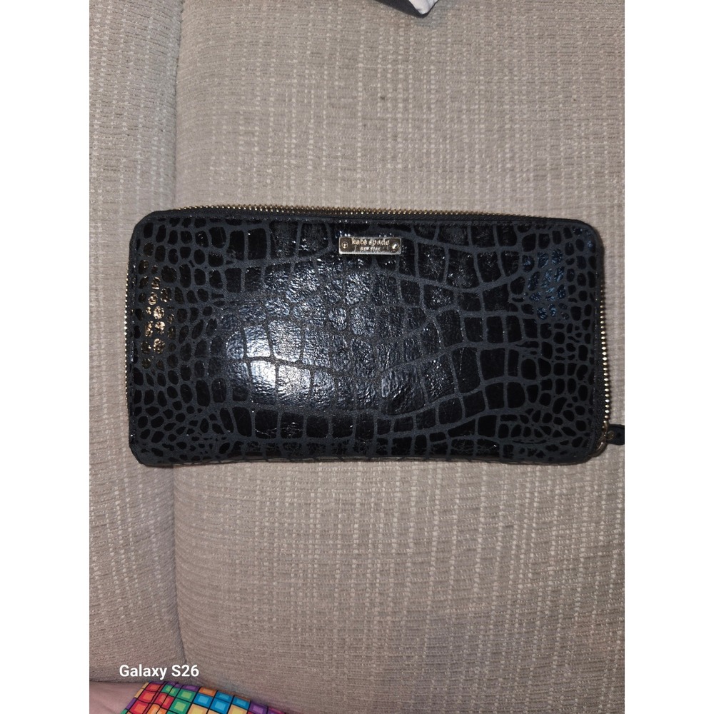 W2.Kate Spade New York Black Croc Embossed Patent Leather Zip Around Wallet Q069